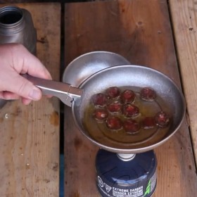 Titanový kempingový tanier s kryštalickým povrchom