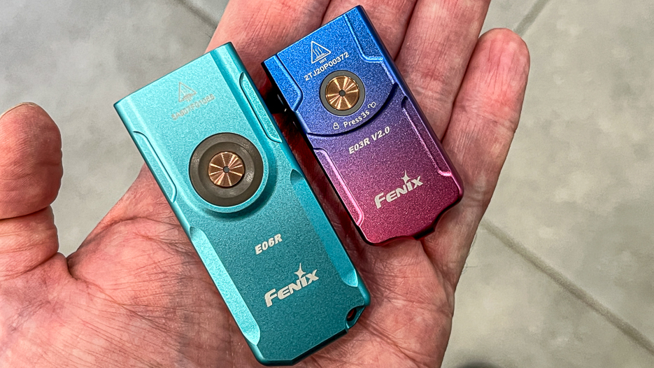 Novinka Fenix E06R a menšie osvedčené svietidlo Fenix E03R V2.0