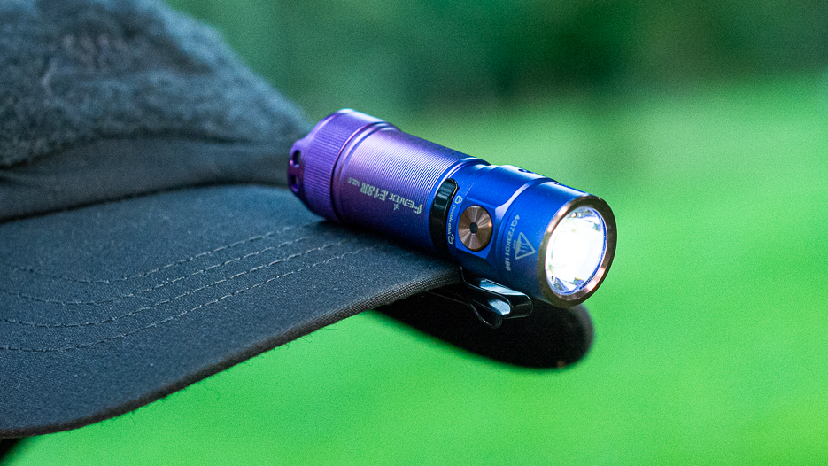 Fenix E18R V2.0 pripnuté na šilte čiapky.