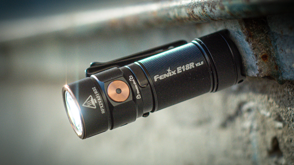 Fenix E18R V2.0 disponuje praktickým magnetom.