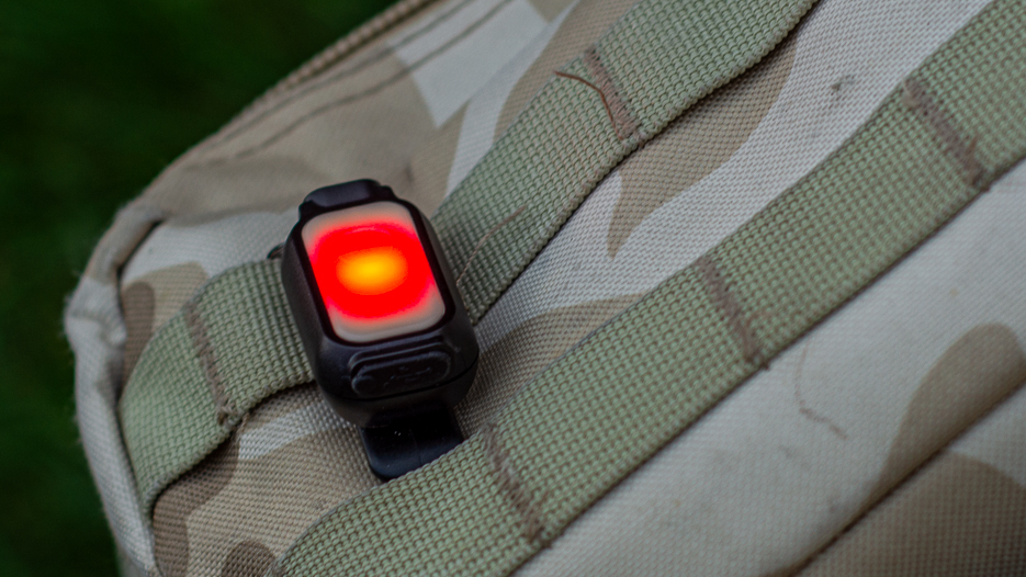 Praktická spona na Fenix MINI-LITE na pripevnenie k batohu, šiltovke alebo kľúčom.